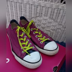 Converse ~ Chuck Taylor All Star Low-Top Sneakers – Women’s 9 Magenta